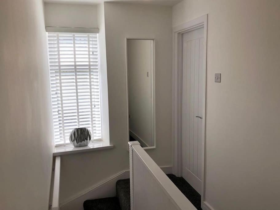 Llwynypia Rhondda Valleys With Breathtaking Riverside Views מראה חיצוני תמונה